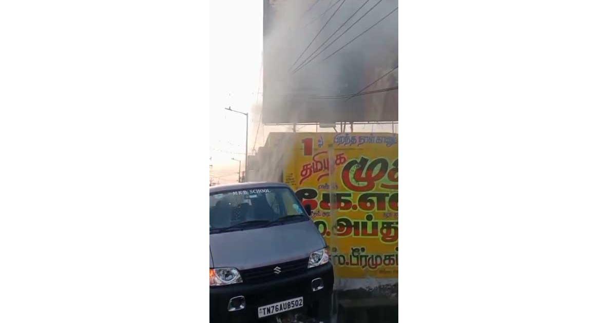 nellai-car-hits-water-pipe