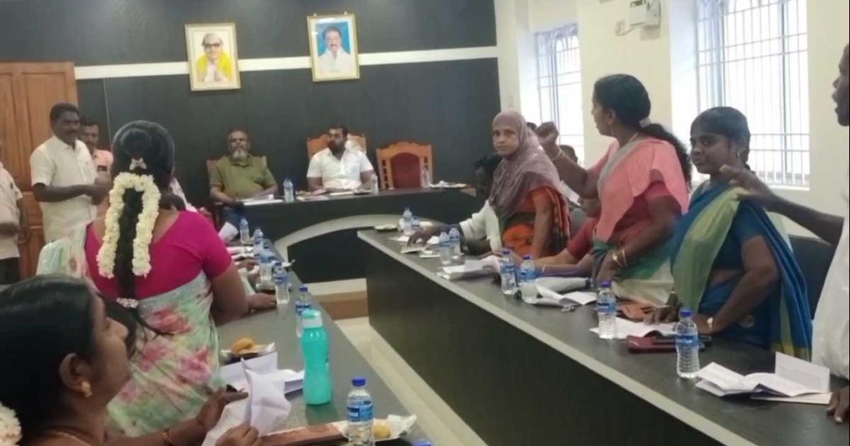 aiadmk-councilor-grace-immaculate-has-a-heated-argument-with-v-kepuram-municipality-chairman