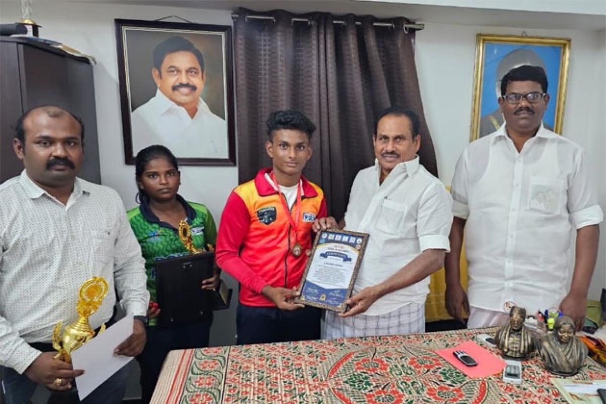 Tiruchendur-Alan-Tilak-Karate-School-students-achieve-record-in-circling-the-Silambam
