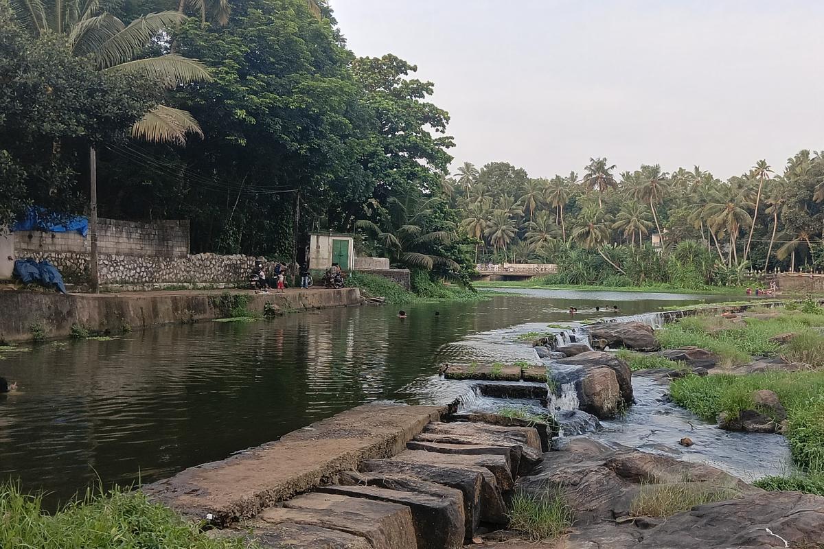 Thiruvattar-Tourists-bathing-in-the-riverbanks-without-realizing-the-danger