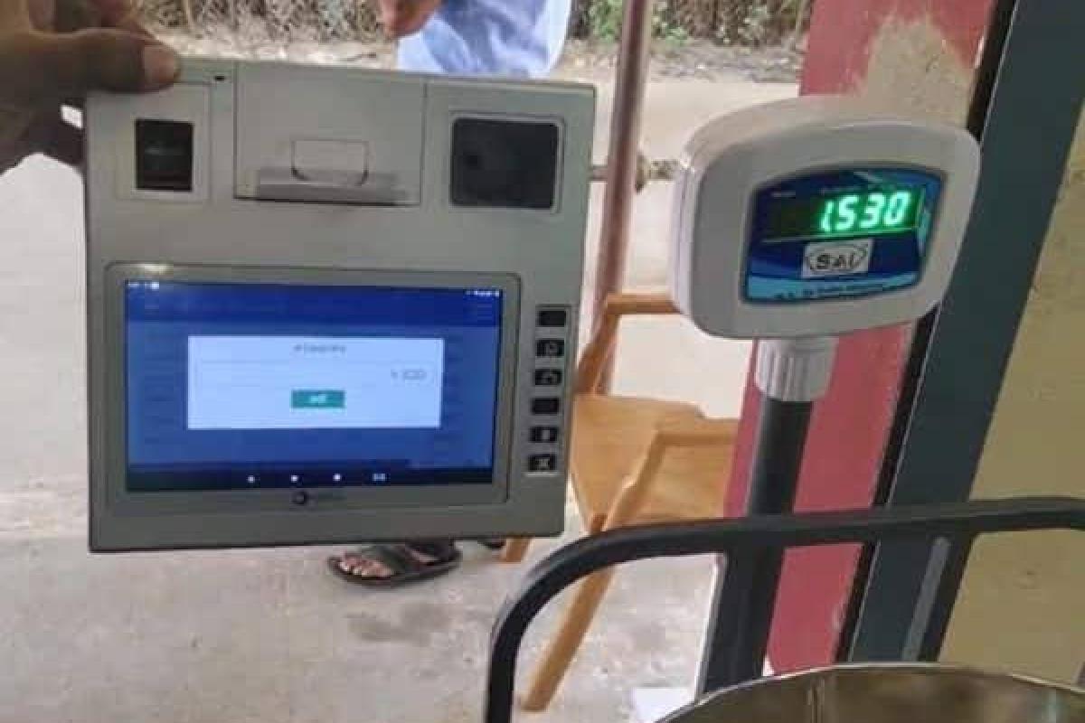 tirunelveli-people-waiting-at-ration-shops-bluetooth-connection-delay-in-fingerprint-registration