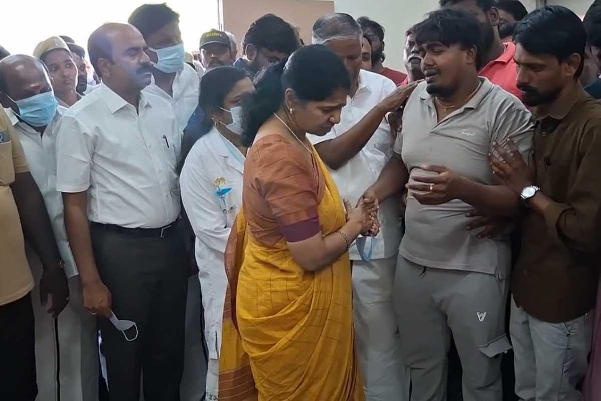 sathankulam-father-s-heart-breaks-after-seeing-his-child-bodies-of-5-people-handed-over-to-relatives