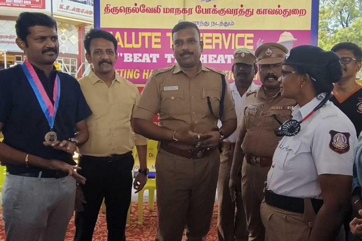 Tirunelveli-Rechargeable-fan-for-police-to-cope-with-the-scorching-heat