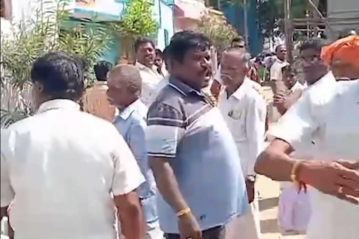 People-besieging-G-P-Muthu-s-house