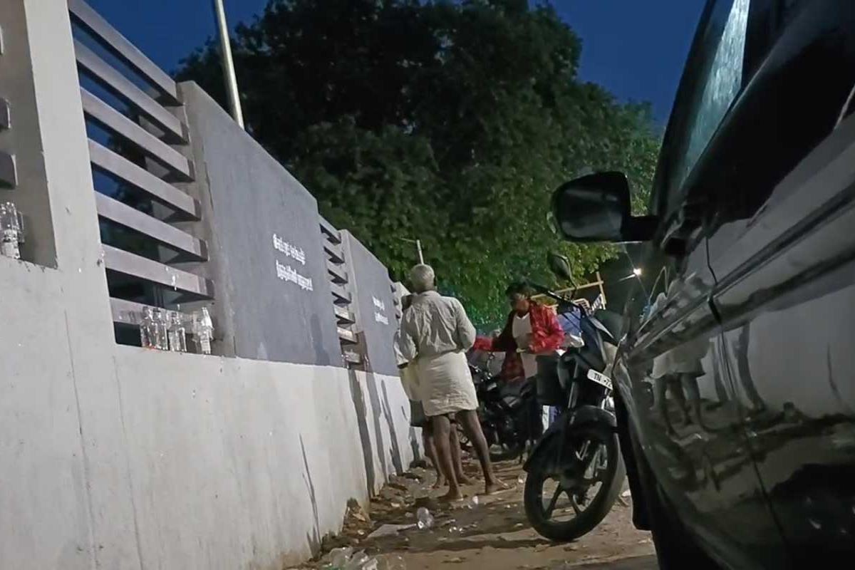 Tirunelveli-Town-Nainar-Kulam-Road-turned-into-a-bar-Women-are-scared-by-drunkards