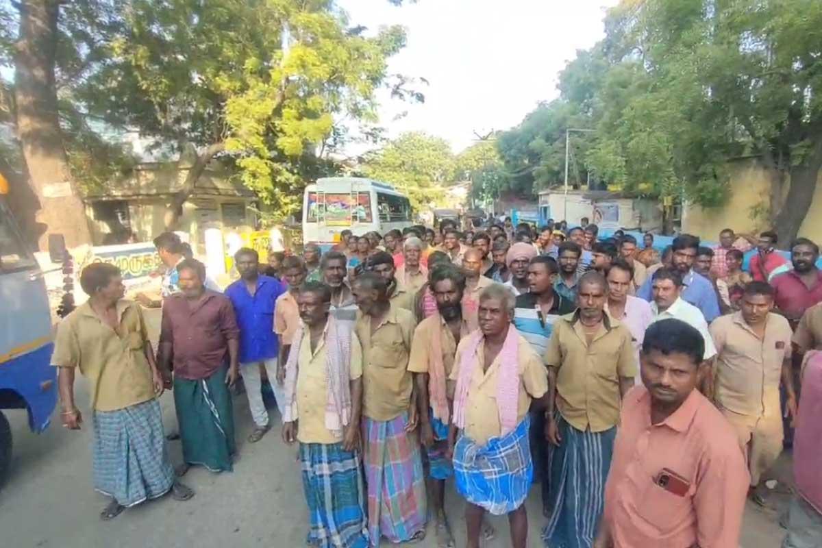 Sanitation-workers-continue-to-protest-in-Palayankottai-Water-Tank-area