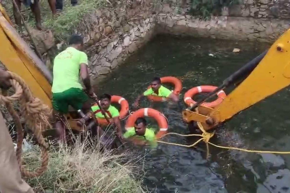Sathankulam-Omni-car-falls-into-50-foot-well