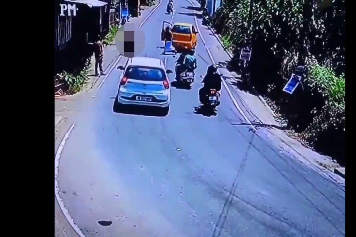 Shock-in-Kerala-Mother-and-daughter-fall-from-a-moving-car