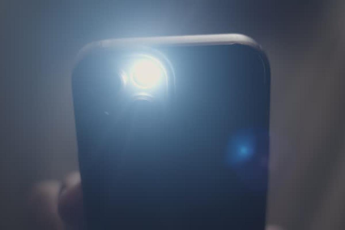 Tenkasi-Government-Hospital-plunged-into-darkness-patients-light-mobile-phones