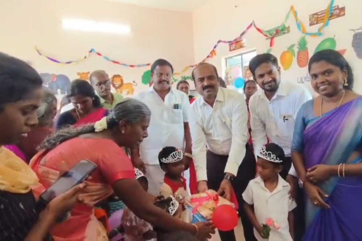 palayamkottai-collector-surprises-children-at-muthur-anganwadi-center