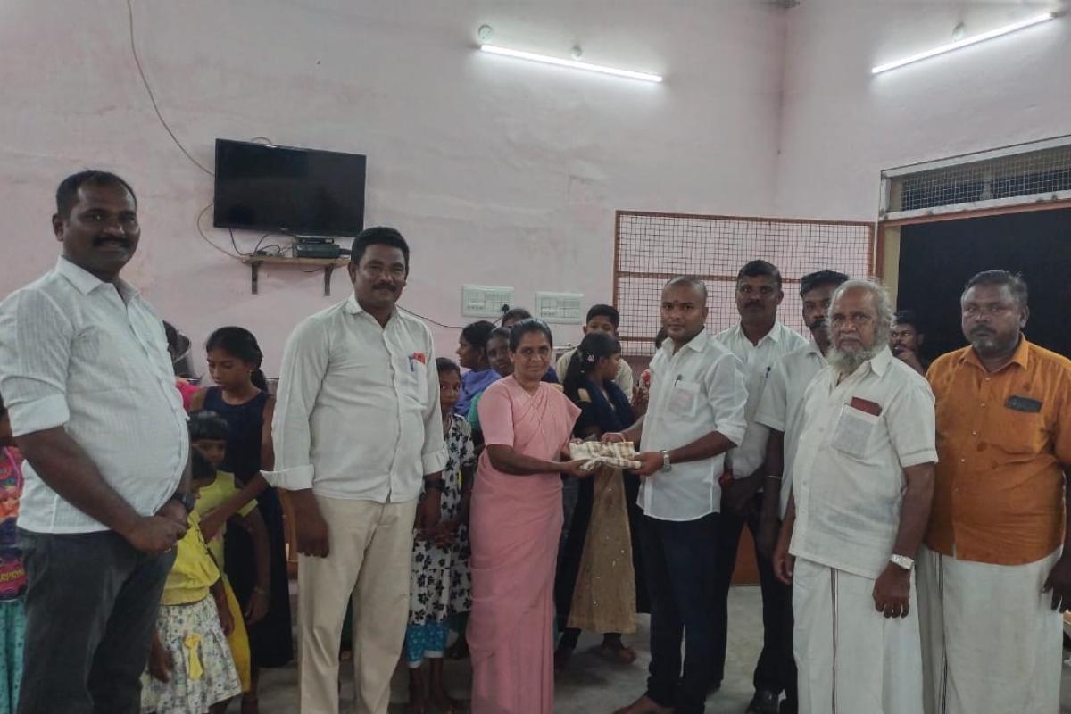 admk-pary-feeds-elder-people-in-manikkapuram-home