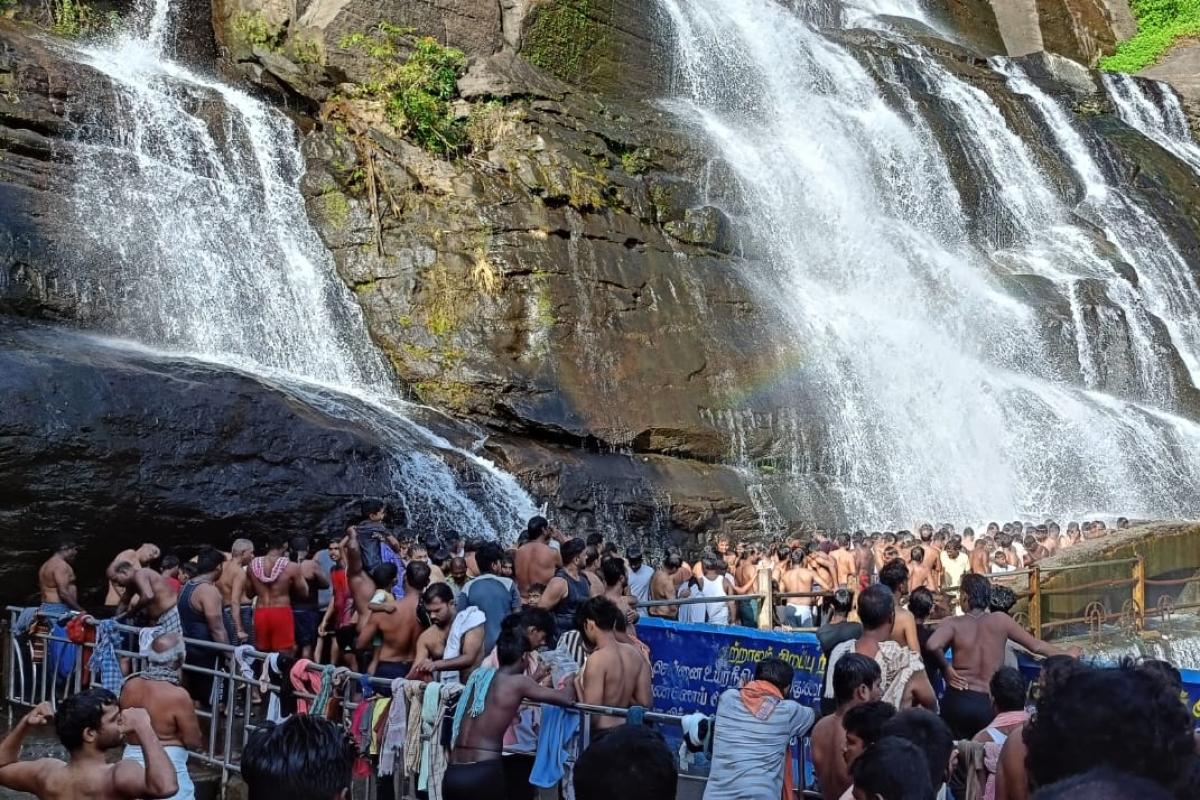 Holiday-Crowd-gathers-at-Courtallam