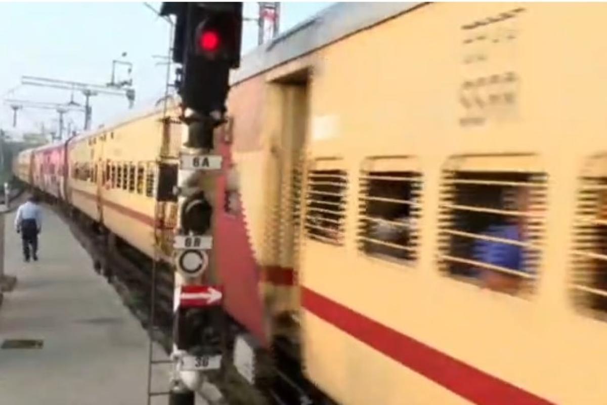 Signal-failure-in-Kovilpatti-Delay-in-Nellai-train-service