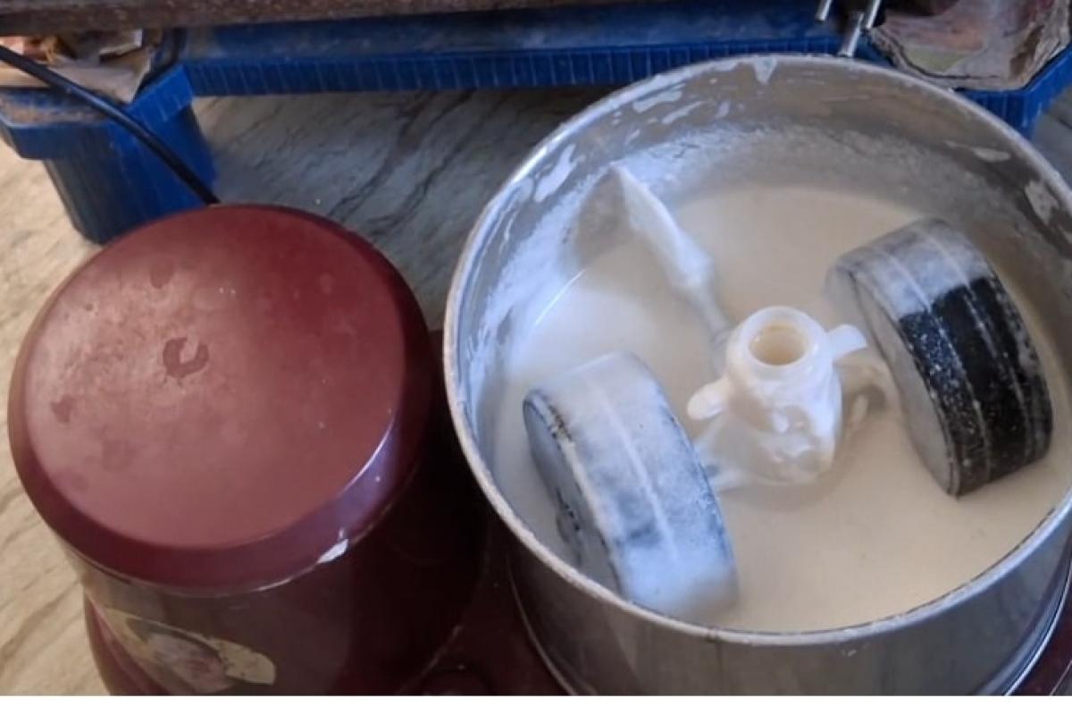 electrical-appliances-broken-due-to-negligence-of-the-electricity-board-people-of-ramayanpatti-are-suffering