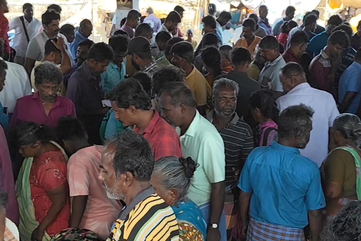 Crowds-to-buy-fish-at-Threspuram-port-in-Thoothukudi