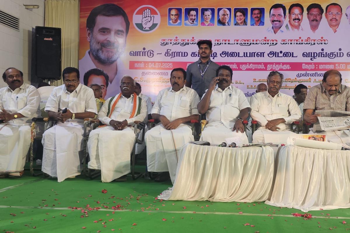 selva-perundhagai-handed-over-identity-cards-to-congress-workers-in-thoothukudi