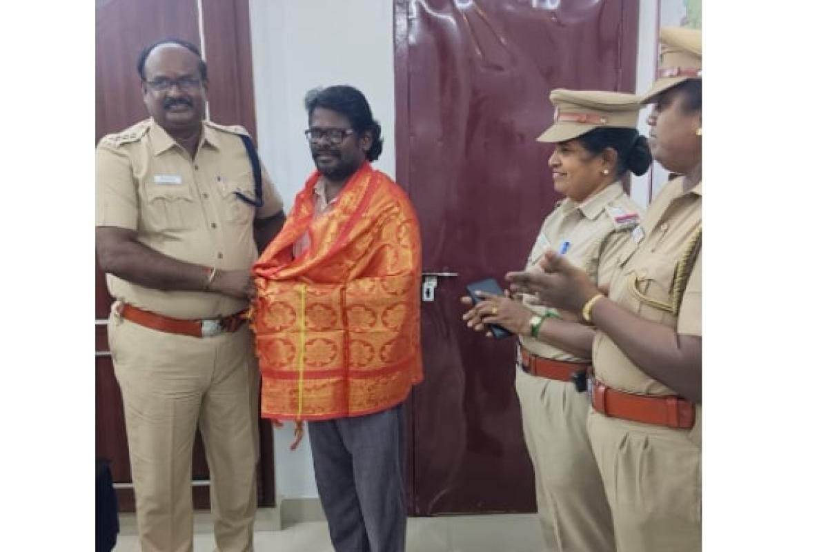 railway-gatekeeper-hands-over-rs-1-lakh-to-police-lying-on-the-road-in-nellai