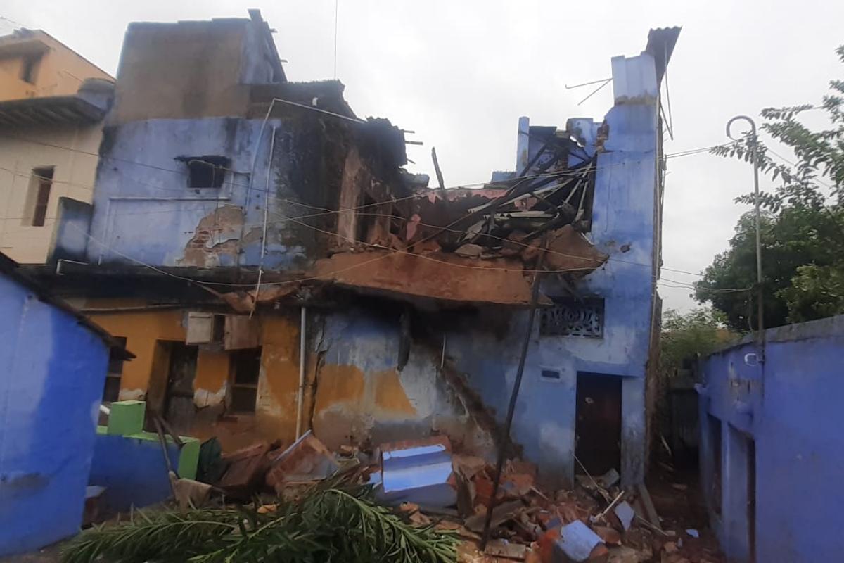 heavy-rains-cause-50-year-old-house-to-collapse-in-nellai-town