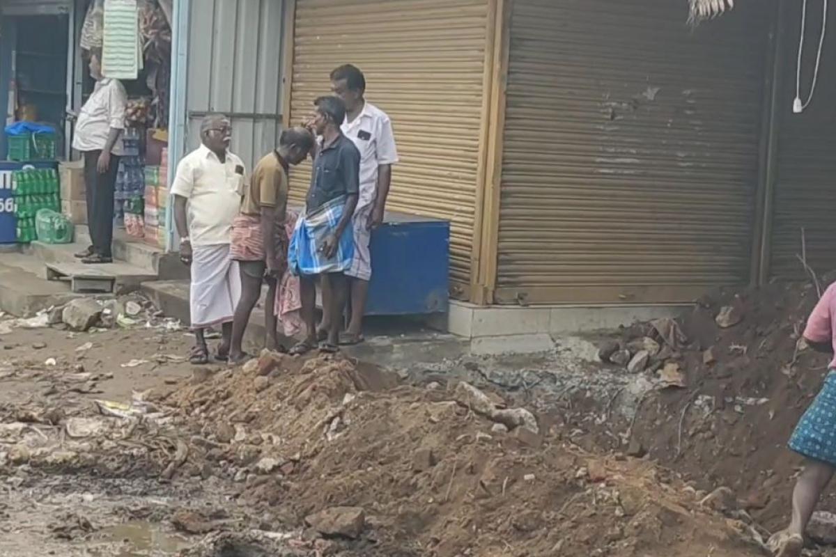 the-trader-dug-a-hole-in-the-palayankottai-old-market