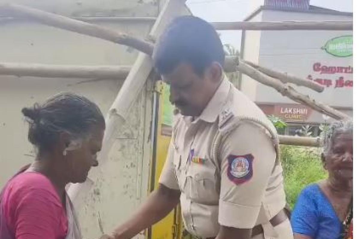 diwali-festival-nagercoil-police-si-gifts-to-people