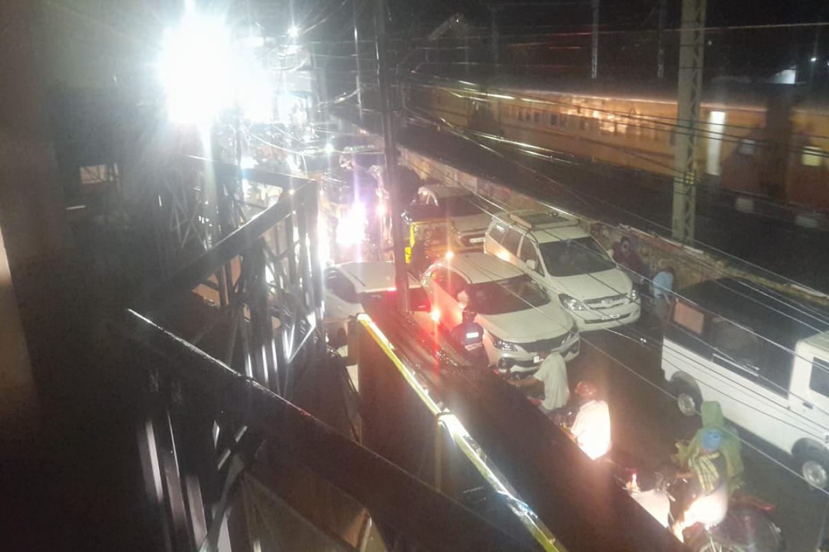 traffic-congestion-due-to-vehicles-parked-on-junction-railway-peedar-road-due-to-flood-fears