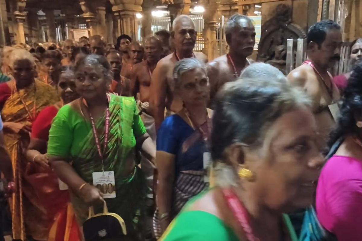 senior-citizens-visit-tiruchnedur-temple