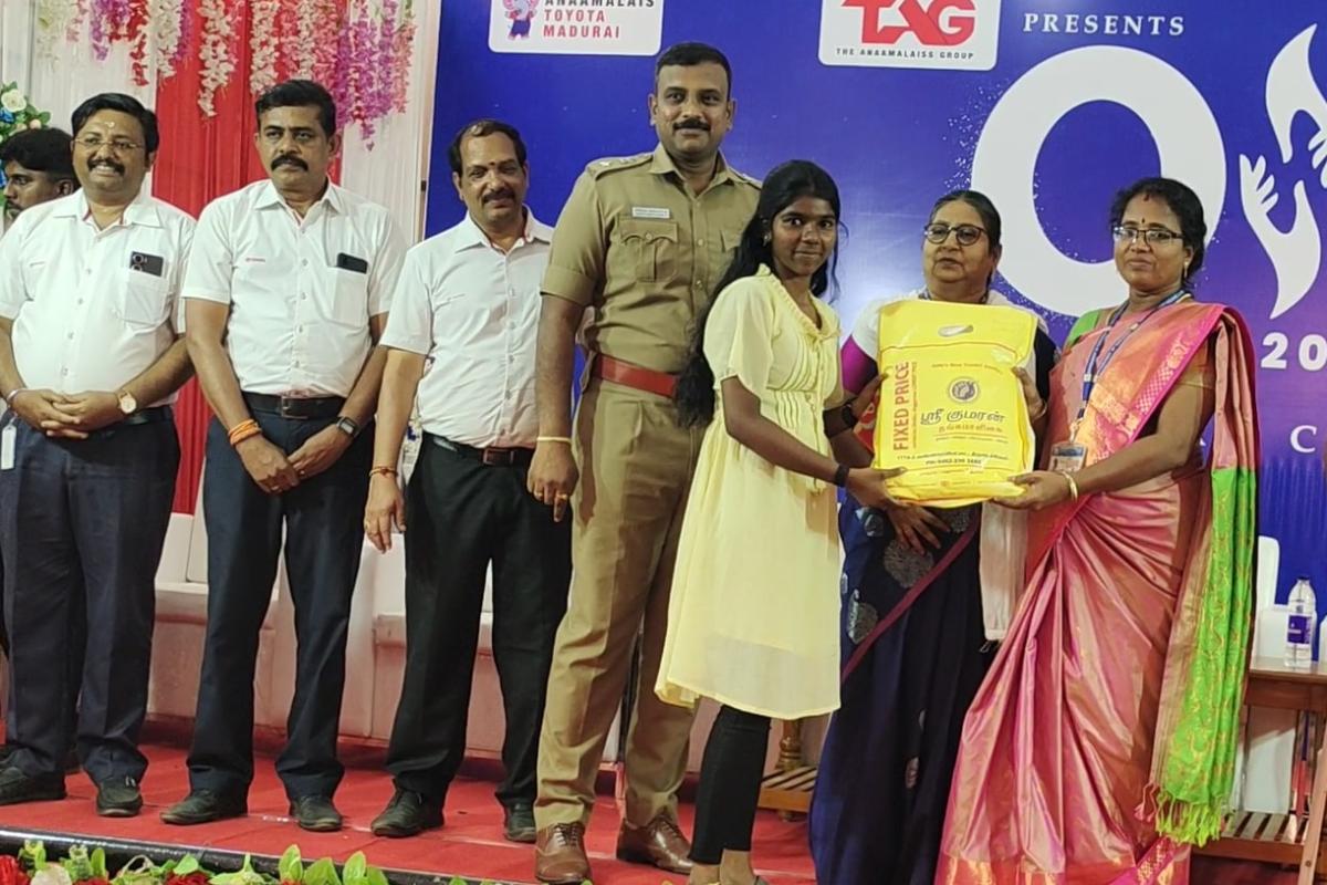 nellai-deputy-commissioner-vinod-shantharam-presents-new-clothes-and-sweets-to-the-families-of-prisoners