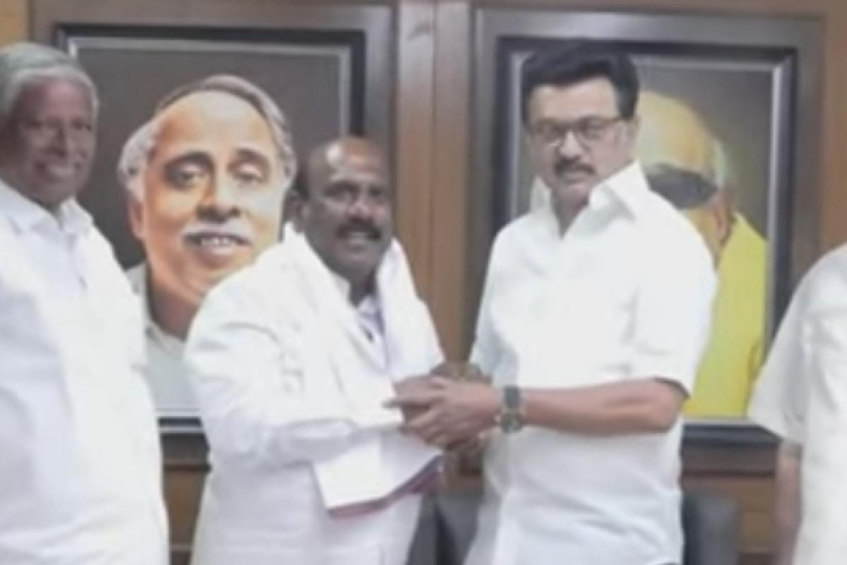 admk-MLA-Manoj-Pandian-joins-DMK-supporters-burst-crackers-and-celebrate