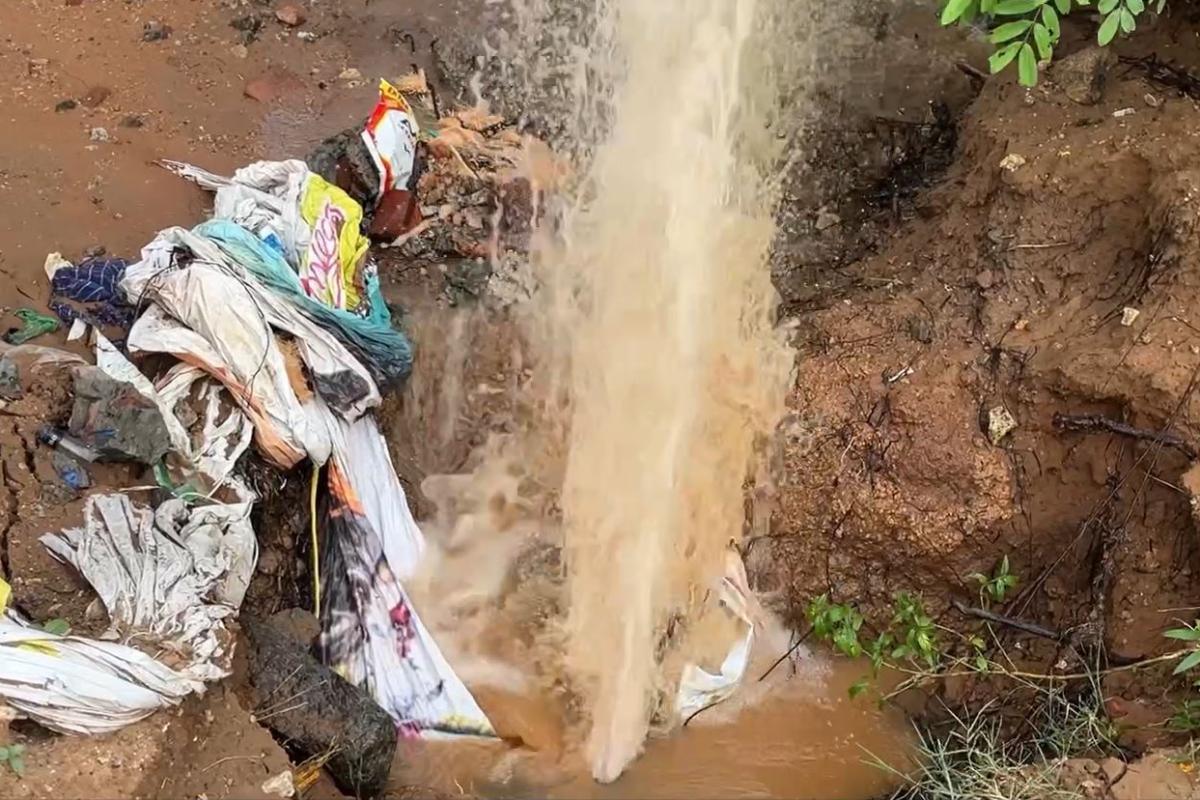 Thamirabarani-Drinking-Water-Project-Pipe-bursts-during-inspection