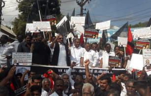 Opposing-Modi-s-visit-to-Madurai-Vaiko-is-fighting-blackflag-protest