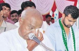 Deva-Gowda--son--grand-son-cry-party