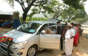 election-flying-squad-officers-stops-minister-pon.radhakrishnan-car