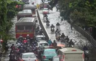 Heavy-rain-continues-Mumbai-normal-life-totally-affected