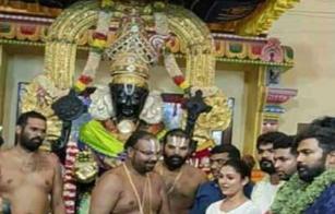 Actress-Nayanthara-special-darshan-in-athivaradhar-with-her-lover-Vignesh-Sivan