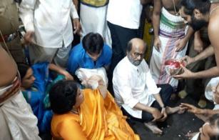 rajini-latha-rajini-prays-atthivaradar-in-midnight