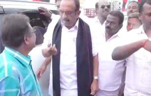 vaiko-not-allowed-a-man-who-tried-to-take-selfie-without-giving-rs100