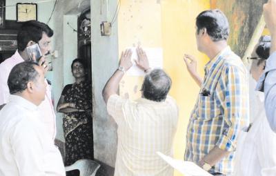 tanjavur-corporation-officials-pasted-demolition-notice-in-sasikala-house-wall