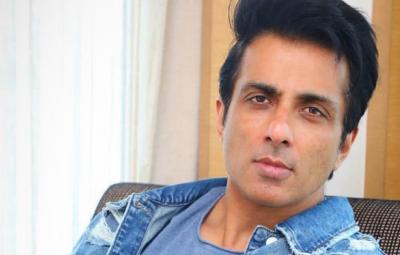 a-girls-ask-sonu-sood-to-repair-her-cellphone