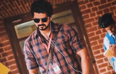 vijay-watches-master-film-and-express-happiness-to-director-lokesh