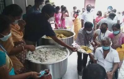 annamidum-hand-people-who-are-flexible-due-to-the-care-of-the-collector