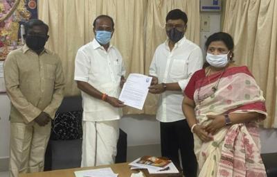 on-behalf-of-drama-artist-cultural-artist-k-bhagyaraj-and-team-handover-petition-to-cm