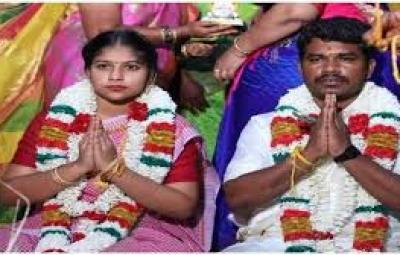 high-court-permitted-college-girl-soundarya-to-go-with-admk-mla