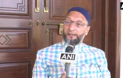 pm-trying-to-ride-2-horses-at-once-says-asaduddin-owaisi