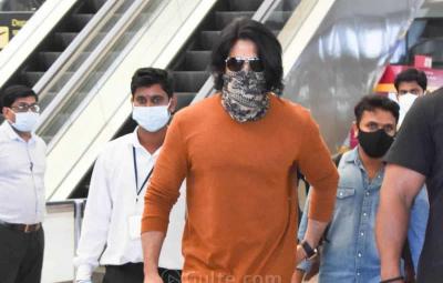 yash-arrives-at-hyderabad-airport-in-style