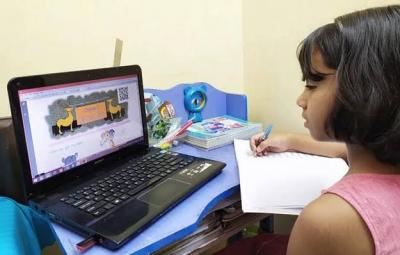 daughter-seen-father-s-private-video-while-doing-online-classes