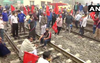 left-parties-protest-on-the-railway-tracks-in-many-states