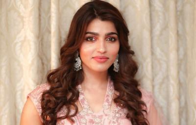 actress-sai-dhanshika-2021-interesting-challenge-to-her-fans