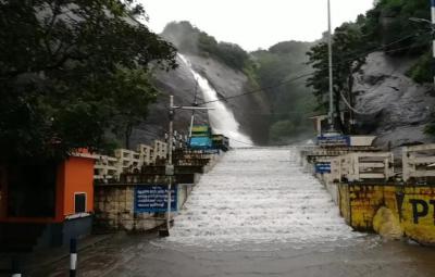 flooding-in-courtallam-falls-forbidden-to-bathe-for-a-second-day