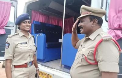 daughter-high-officer-inspector-father-who-saluted-ips-daughter
