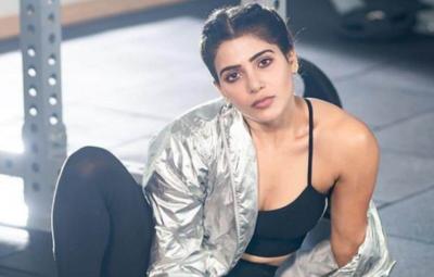 samantha-open-ups-for-troll